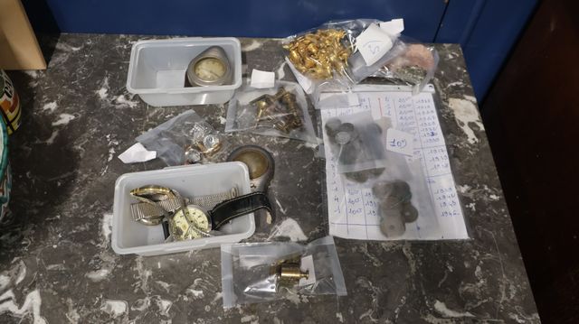 Lot de bijoux fantaisies, montres, pierres minérales, pièces démo...