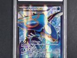 gros plan d'une carte pokemon sur une surface noire