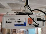 un boîtier blanc auquel sont reliés plusieurs fils
