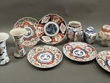 plusieurs assiettes et tasses posées sur une table