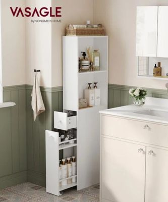une salle de bains équipée d'un lavabo et d'un meuble de rangement