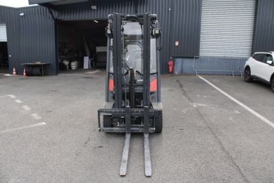un chariot élévateur garé sur un parking