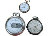trois types différents de montres de poche présentés sur un fond blanc