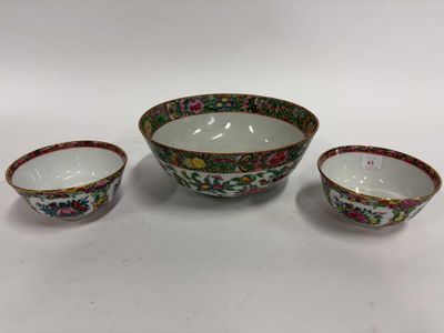 trois bols chinois et un bol posés sur une surface blanche
