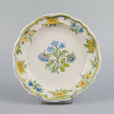une image représentant une assiette décorée de fleurs