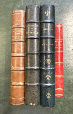 plusieurs vieux livres sont alignés sur une étagère, les uns à côté des autres