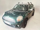 une Mini Cooper verte garée dans une pièce blanche