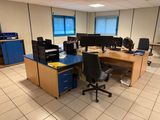 une photo d'une salle informatique avec des ordinateurs et des bureaux
