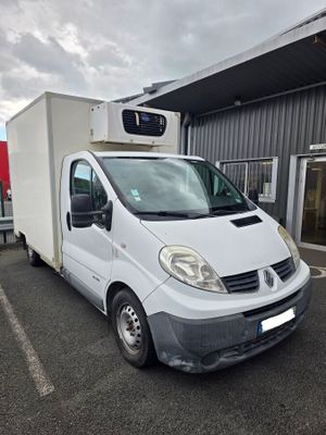 une camionnette blanche garée dans un parking