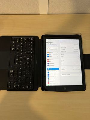 deux ordinateurs portables posés l'un à côté de l'autre sur une table