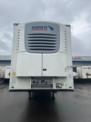 l'arrière d'un camion blanc garé sur un parking