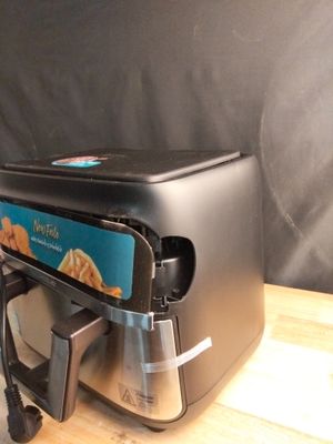 un grille-pain posé sur une table en bois