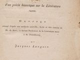 un vieux livre écrit posé sur une table
