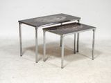 deux tables posées côte à côte sur le sol