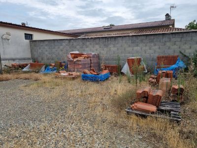 beaucoup de déchets par terre devant un immeuble