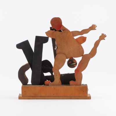 une image représentant une sculpture en bois d'un homme et d'une femme jouant avec un ballon