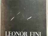 Quelqu'un tient un livre sur lequel figure le titre « Leonor Fini ».