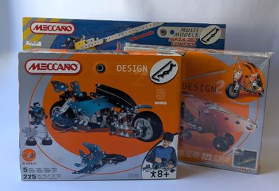 Deux boîtes de legos sont posées l'une à côté de l'autre sur une table.
