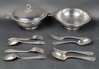 a lot of forks and spoons that are on the table