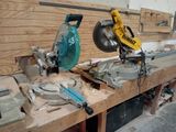 deux scies circulaires posées sur un établi dans un atelier de menuiserie