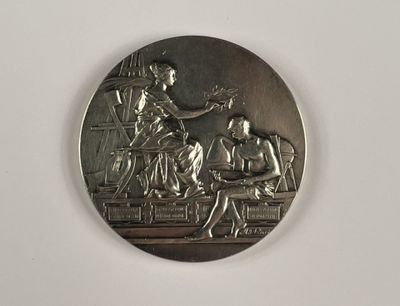 une image représentant une médaille d'argent sur laquelle figurent un homme et une femme