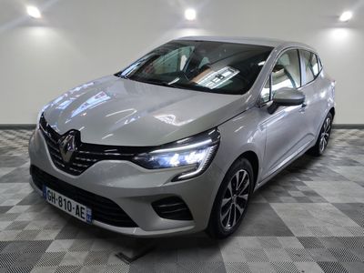 la voiture argentée est garée dans le garage sur un sol en damier