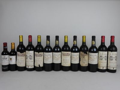 plusieurs bouteilles de vin sont alignées sur une table