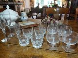 une table sur laquelle sont posés de nombreux verres à vin