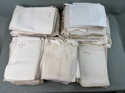beaucoup de linge de table posé sur une table