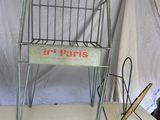 une chaise et un parasol posés sur une table devant une tente