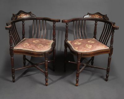 Paire de FAUTEUILS Le haut dossier à décor marqueté de feuil…