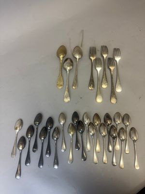 beaucoup de cuillères et de fourchettes en argent sur la table