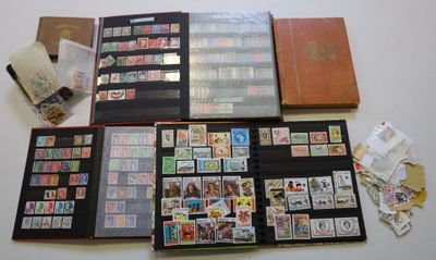 beaucoup de timbres, rangés dans un classeur posé sur la table