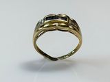 une image d'une bague en or avec une pierre bleue