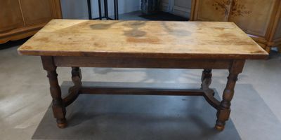 Table de ferme en bois naturel. Travail rustique.