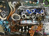 une boîte remplie de bijoux assortis sur une table