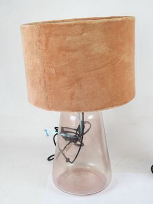 LAMPE en verre violet et abat jour rose.