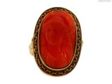une image d'une bague en or avec une pierre rouge au centre