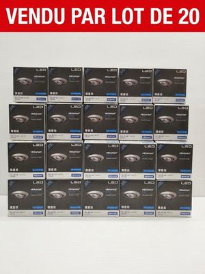 de nombreuses boîtes d'eye-liners posées sur une table blanche