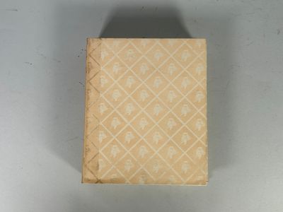 une boîte marron ornée d'un motif, posée sur une table