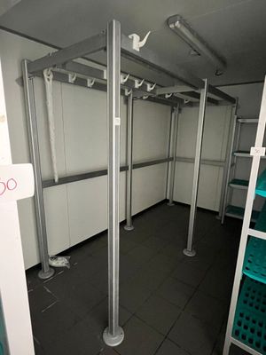 une photo d'une grande pièce avec de nombreuses étagères