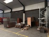 un grand entrepôt rempli de cartons et de palettes
