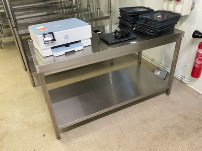 une table sur laquelle se trouvent plusieurs assiettes et une imprimante