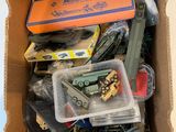 une boîte en carton remplie d'objets divers et un téléphone portable