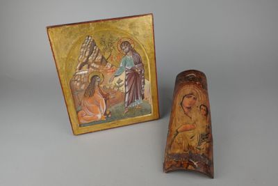 une vieille boîte en bois sur laquelle est peint Jésus et une petite boîte en bois sur laquelle figure une image de Jésus