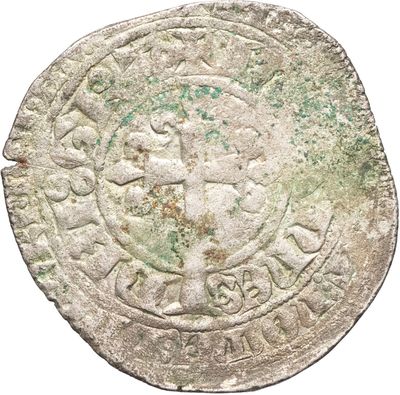 une vieille pièce d'argent ornée d'une croix