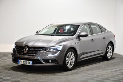 la voiture grise est garée sur le sol à carreaux d'une pièce