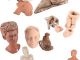 Plusieurs pièces de poterie sont exposées sur un fond blanc