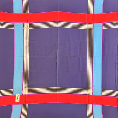 couverture à carreaux violets, bleus et rouges sur fond blanc
