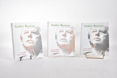 trois livres sont posés les uns à côté des autres sur une surface blanche